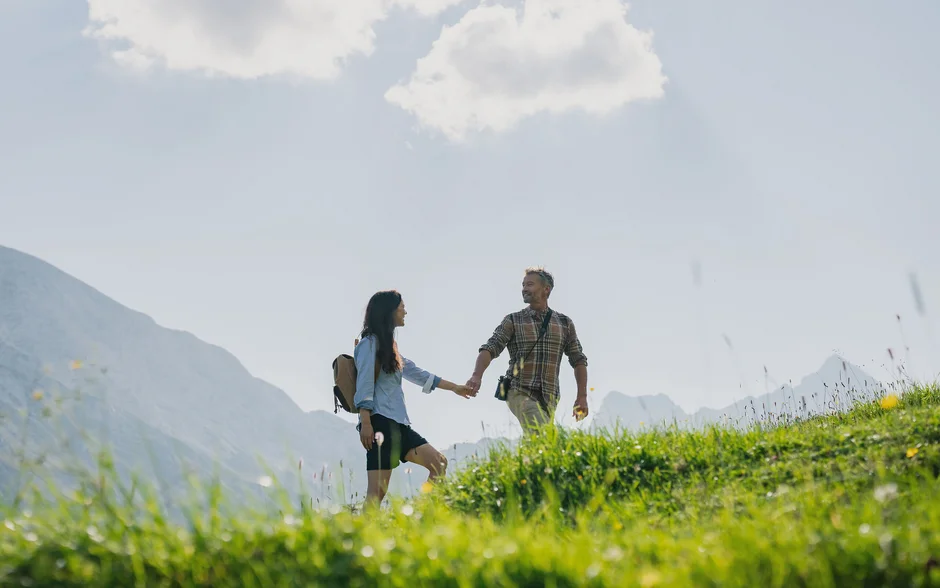 Früher war Wandern einfach eine Freizeitbeschäftigung Paar beim Wandern in den Bergen an einem sonnigen Tag
