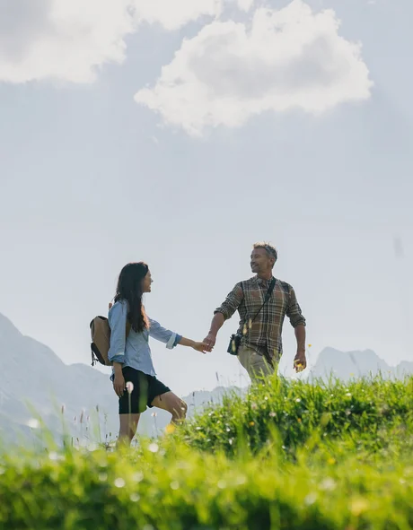 Der Bio-Blog des Leutascherhof Paar beim Wandern in den Bergen an einem sonnigen Tag