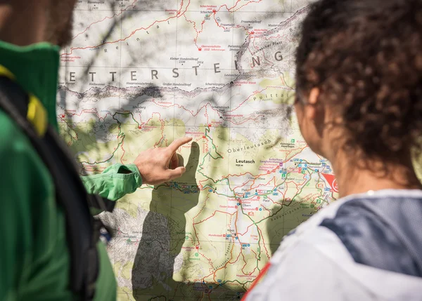 Person zeigt auf Wanderkarte der Alpenregion Wetterstein