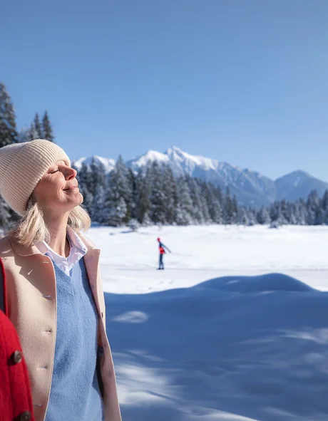Der Bio-Blog des Leutascherhof Paar genießt die Wintersonne in verschneiter Berglandschaft