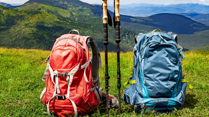 wanderrucksack und wanderstöcke