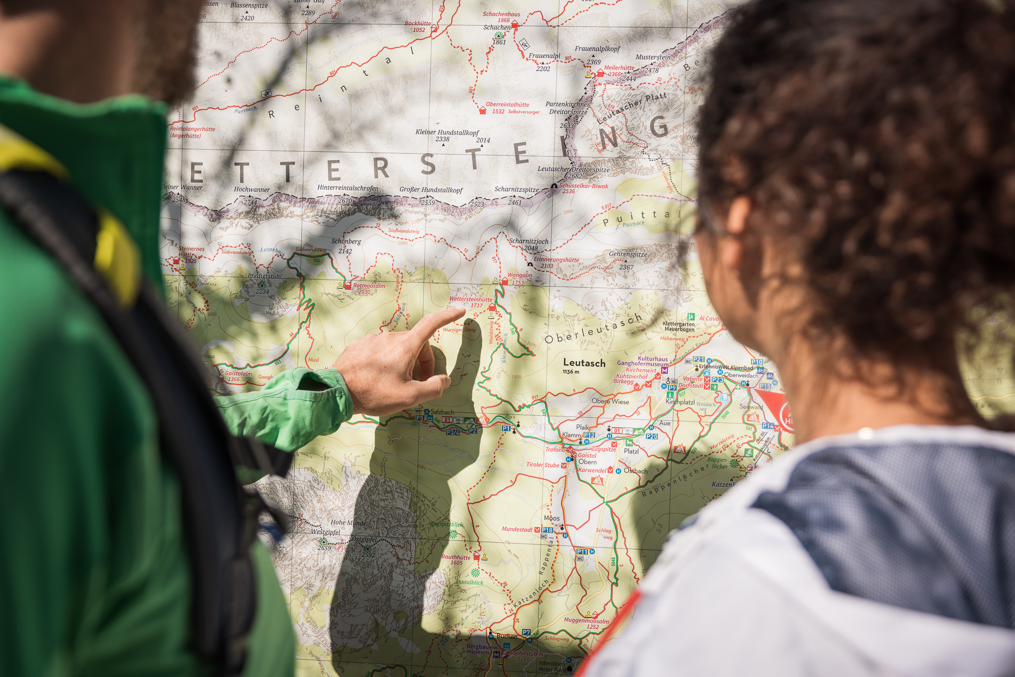 Werfen Sie einen Blick in die Bildergalerie Person zeigt auf Wanderkarte der Alpenregion Wetterstein